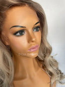 Lace front Humana Loiro ondulado 70cm 13x4 HD - Karen