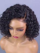 Carregar e reproduzir vídeo no visualizador da galeria, Peruca Lace Humana cacheada 30cm 4x4 HD - Cida
