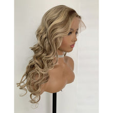 Carregar imagem no visualizador da galeria, Lace Front Humana Ondulada loira com mechas 65cm 13x4 HD -Sheila
