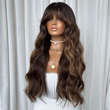 Carregar imagem no visualizador da galeria, Lace Front Humana Ondulada com franja morena iluminada 70cm 13x4 HD - Karen
